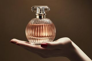 Na taką promocję w Rossmannie czekały setki Polek. Szlachetne perfumy damskie za niecałe 40 zł. Świeżość łamana z elegancją. Zapach dla kobiety z klasa, która w swoim życiu osiągnęła już wszystko