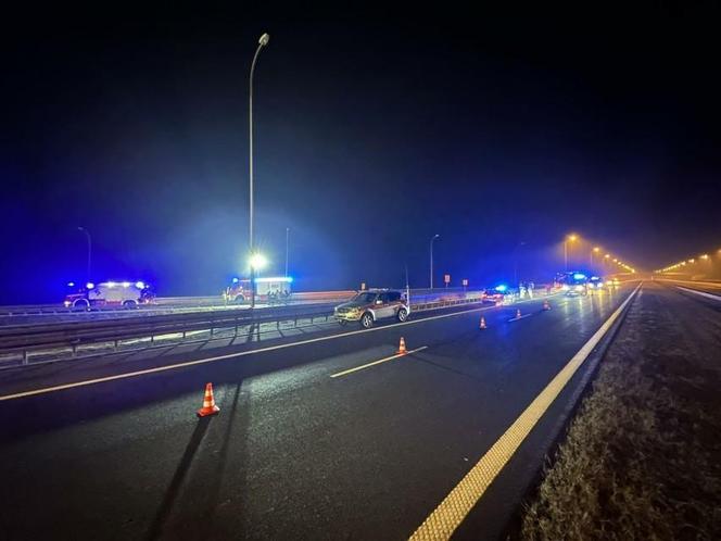 Autokar staranował barierki i spoczął w rowie. 65 pasażerów utknęło na autostradzie A4