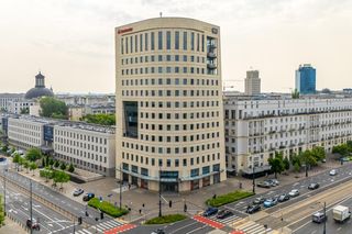 Roztańczony biurowiec w Warszawie wygląda jak zwinięta kartka papieru i ma okna wysokie, jak cała sąsiednia kamienica