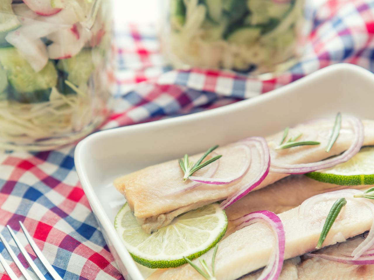 Śledzie z dodatkiem świeżej wanilii, liścia limonki kaffir i cytrusów