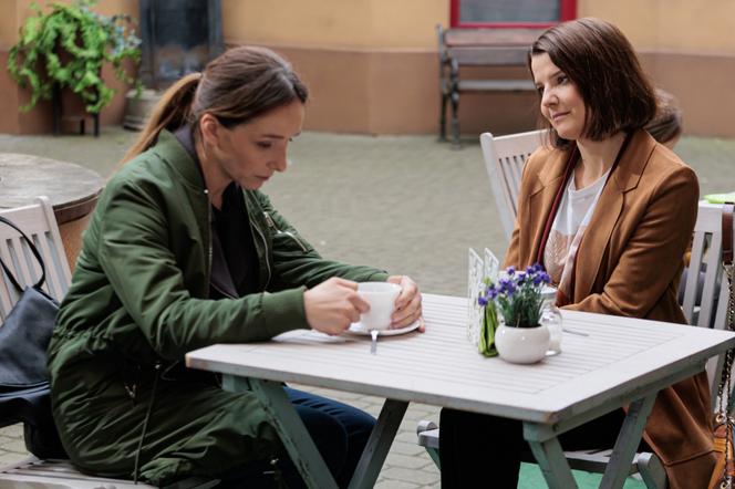 Na Wspólnej odc. 3492. Iga (Lidia Sadowa), Marta (Joanna Jabłczyńska)
