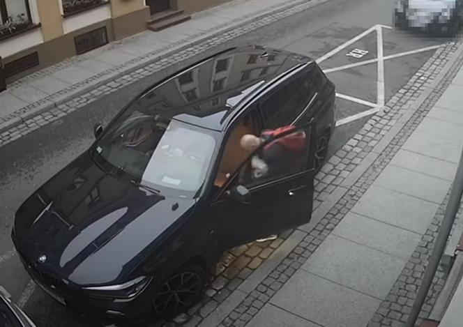 Znalazł otwarty samochód na toruńskiej starówce i okradł właściciela! Szuka go policja