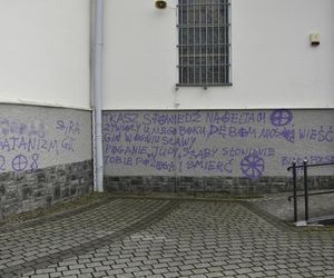 Zniszczona elewacja Sanktuarium Matki Bożej Zawierzenia w Tarnowcu