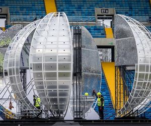 Budowa scen sylwestrowych na Stadionie Śląskim