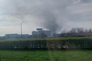 Dym widać z wielu kilometrów. Zapalił się dach lubelskiego budynku