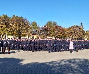 Uroczyste zakończenie szkolenia policyjnego w Katowicach. Ponad 200 nowych policjnatów