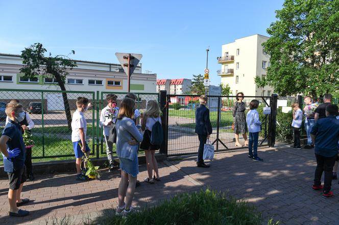 Zakończenie roku szkolnego w czasach pandemii koronawirusa w SP 26 w Toruniu