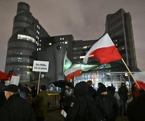 Kolejny dzień protestu przed siedzibą TVP