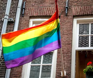 Kraków: zerwali flagę LGBT. Są poszukiwani [WIDEO]