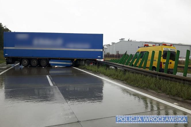 Ciężarówka zablkowała autostradę