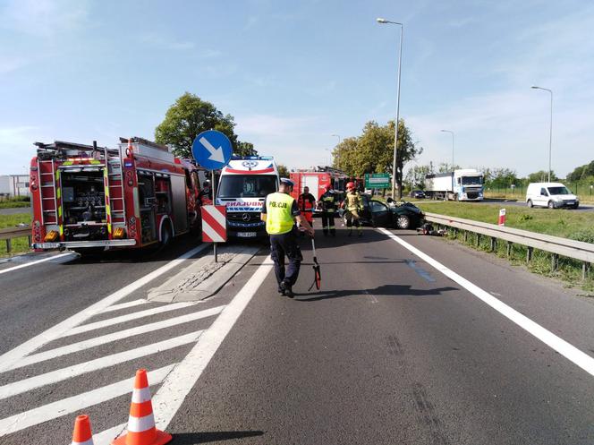 Poważny wypadek w Ostaszewie pod Toruniem. Ciężko ranny kierowca w szpitalu