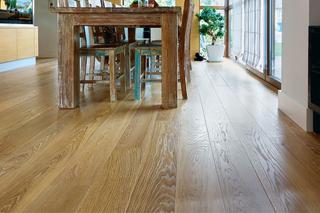 Jaka podłoga drewniana najlepsza? Deski, parkiet, mozaika, a może panele podłogowe?