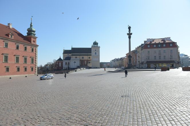 Pusty plac Zamkowy w Warszawie 25.03.2020