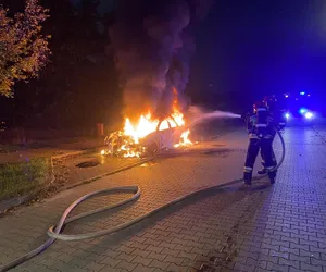Toruń lewobrzeże. W nocy doszczętnie spłonęło auto! Kto podpalił?