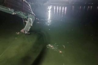 Dramat w Indiach. Runął wiszący most, wiele ofiar