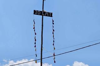 Mieszkańcy wsi zdziary w niezwykły sposób obchodzą urodziny.