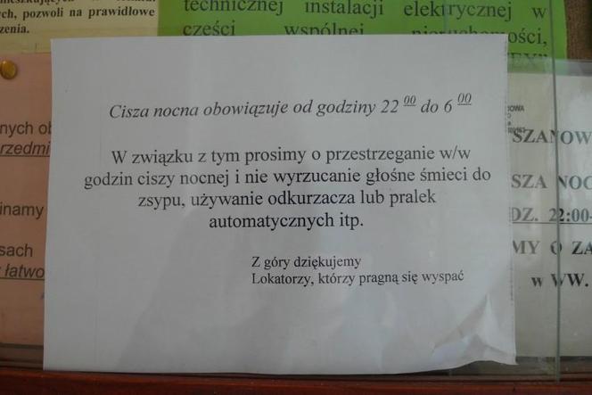 Ogłoszenia na klatkach schodowych