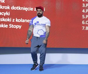 Akop Szostak dostał prezent od partnerki. Nowy pies wywołał w sieci istną burzę