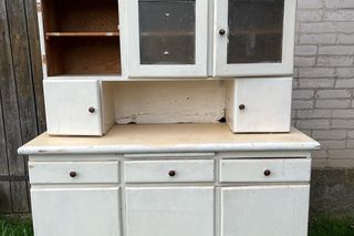 Renowacja starych kredensów