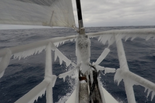 Katharsis II - oblodzony dziób jachtu w czasie żeglugi po Morzu Weddella