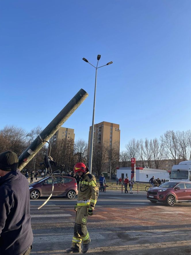 W Krakowie ciężarówka staranowała stojące przed nią auta. W kabinie był nieprzytomny kierowca