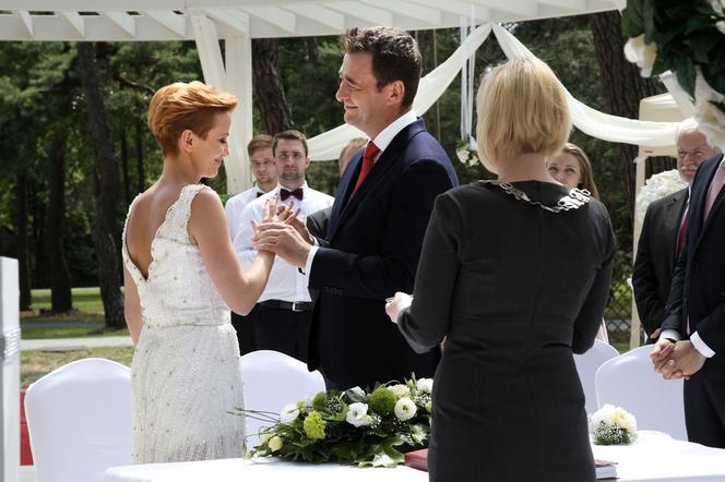 Barwy szczęścia odc. 1376. Marta Walawska (Katarzyna Zielińska), Artur Chowański (Jacek Rozenek)