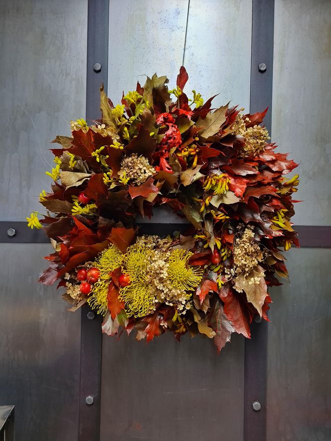 Chryzantemy wciąż drogie? Ekspert od kwiatów wyjaśnia, dlaczego ceny rosną i jak udekorować grób bez przepłacania