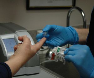 Sanitariuszka karana za trucie współpracowników znalazła pracę. Skandal w szpitalu