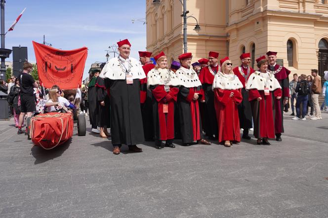 Pochód Juwenaliowy Łódzkich Uczelni. Studenci przejęli Łódź! [ZDJĘCIA]