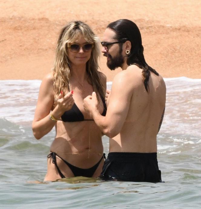 Heidi Klum zapomniała majtek. Fani kpią z jej sukienki. "JAk w pociętej folii". Trzeba to zobaczyć! 