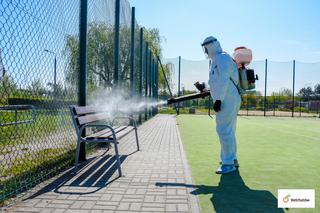 Bełchatów: Dezynfekcja obiektów sportowych. Siłownie, boiska wszysto spryskano dezynfekatorem 