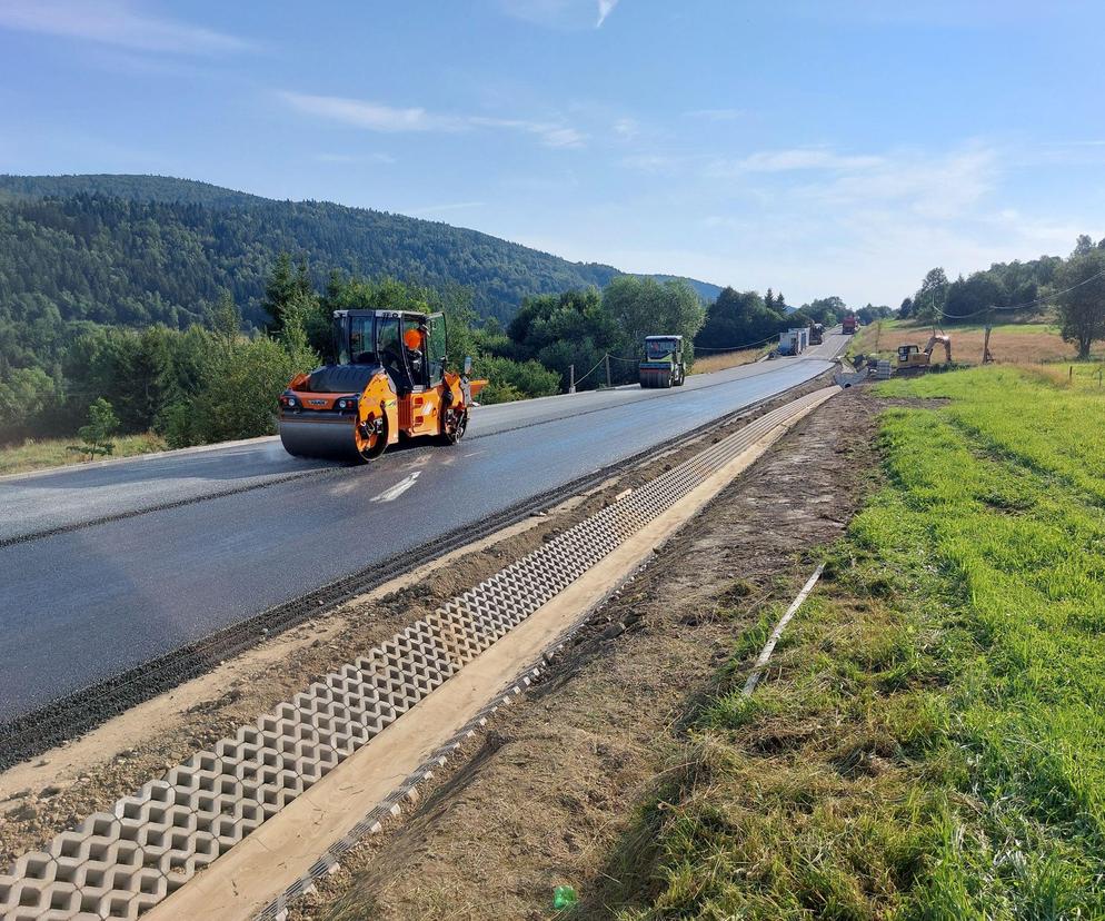  Kończą się prace na drodze krajowej numer 28 w Kasinie Wielkiej w regionie limanowskim,  którą uszkodziło osuwisko