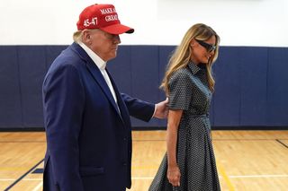 Trump oddał głos razem z żoną. Melania przy boku męża.