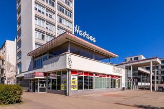 W blasku neonów Merkury zapraszał na zakupy, a Havana na koktajle. Ten nowoczesny dom handlowy to projekt architekta osiedla Zatrasie