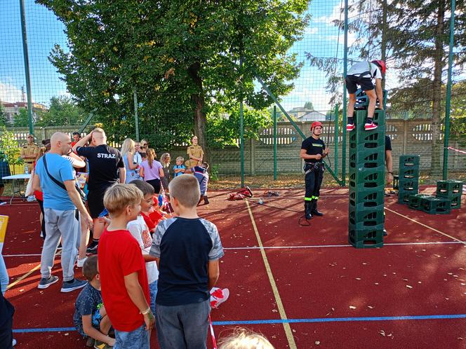 Uczestnicy wydarzenia chętnie zapoznawali się z tajnikami codziennej pracy siedleckich strażaków