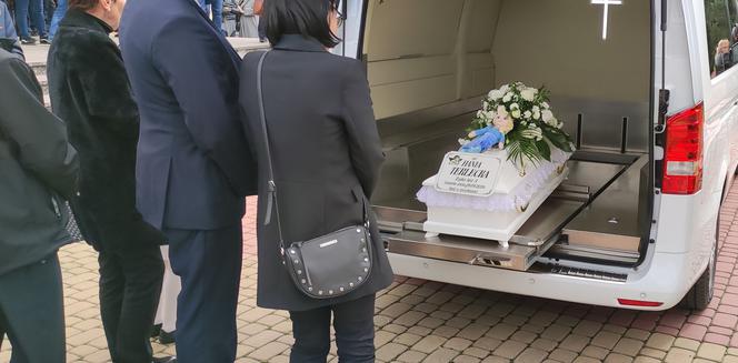 Pogrzeb małej Hani. Ludzie tonęli we łzach. "Nauczyła, jak przeżywać nawet z największym bólem każdy dzień"