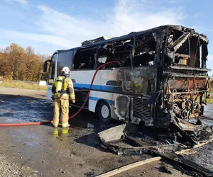 Spłonął autobus 15-osobowej rodziny zastępczej z Zabrza. Ruszyła zbiórka na pomoc