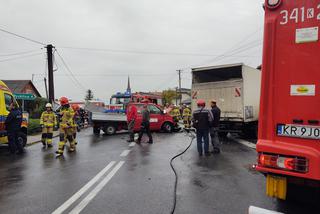 Wypadek w Stróżach. Dostawczak staranowany przez ciężarówkę