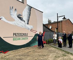 Pierwszy w Zagórowie bociani mural w Bocianim Zakątku