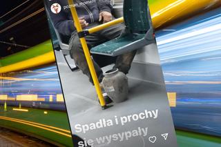 Ukradł urnę z prochami ojca z cmentarza. Potem rozsypał ją w tramwaju