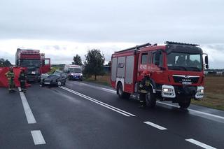 Wypadek w Pomarzanach DZIŚ: W zderzeniu osobówki z TIR-em zginęli MŁODZI LUDZIE! Po 10-latka przyleciał śmigłowiec LPR