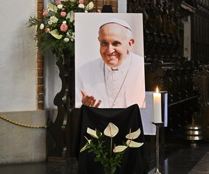 Warszawa żegna papieża Franciszka. Poruszające wpisy w Archikatedrze 