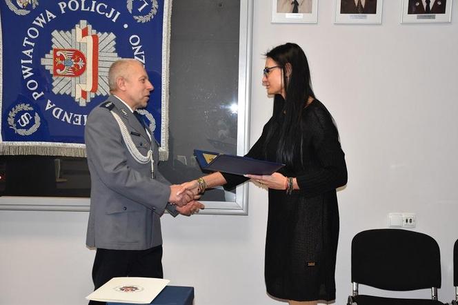 Asp. sztab. Adam Owczarzak z Komendy Powiatowej Policji w Gnieźnie obchodzi jubileusz 40-lecia służby w policyjnym mundurze