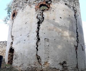 Baszta w Nowych Kicharach (gm. Dwikozy) przed remontem