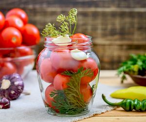 Przepis na konserwowe pomidory - jak zrobić pomidory w zalewie na zimę?