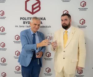 Rektor Politechniki Bydgoskiej i prezes wodociągów wznieśli toast. Mówią, że piją na zdrowie