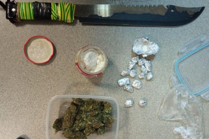 Spore ilości amfetaminy  i marihuany w rękach policji.  Właściciel narkotyków za kratkami