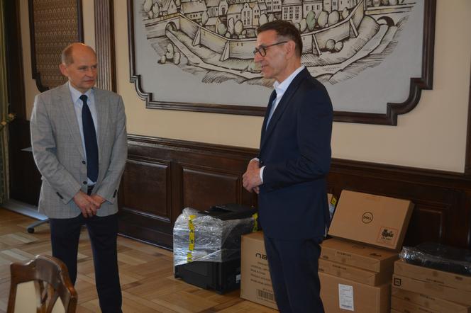 GUS przekazal laptopy dla Olsztyna