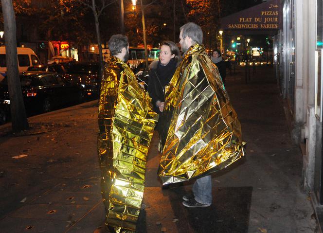 Ewakuacja ludzi z klubu Bataclan