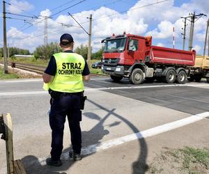 Kierowcy łamią przepisy, więc PKP chciało zamknąć rogatki w Ołtarzewie. Nie wyszło! 